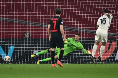 Kann bei beiden Elfmeter-Gegentoren nur hinterher schauen: Leverkusens Keeper Matej Kovar.