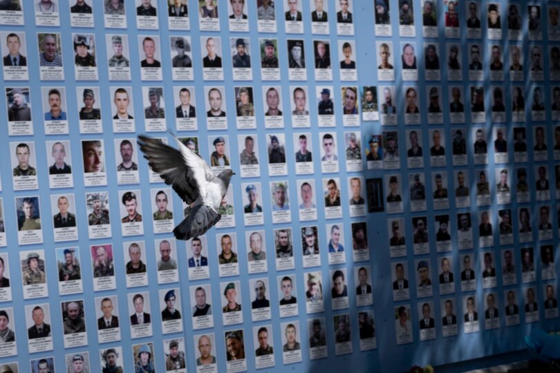 Zufall oder Botschaft? Während US-Außenminister Blinken die Gedenkmauer für gefallene ukrainische Soldaten in Kiew besucht, flattert eine Taube vorbei.