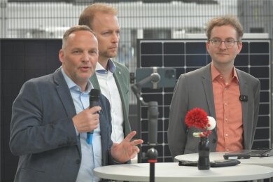 Landrat Dirk Neubauer (l.) hatte am 5. April mit Meyer-Burger-Vertriebsleiter Sven Stoffers (M.) und Felix Rodenjohann, Geschäftsführer einer Dortmunder Beratungsfirma, die Landwerke-Idee vorgestellt.