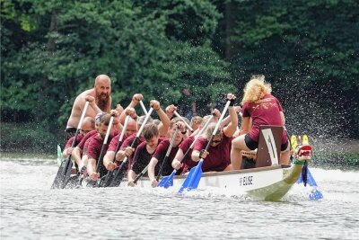 Das Drachenbootrennen auf dem Schwanenteich ist immer ein Spektakel für Teilnehmer und Zuschauer.