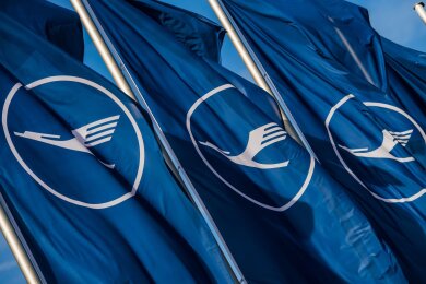 Lufthansa-Chef Spohr rechnet im laufenden Jahr nur noch mit einem bereinigten operativen Gewinn von rund 2,2 Milliarden Euro - eine halbe Milliarde weniger als ursprünglich angepeilt.