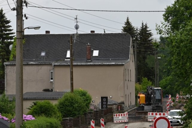 7 Millionen Euro fließen ins Stromnetz - In Thierbach verschwindet an der Peniger Straße begleitend zum Straßenbau auf einer Länge von gut 700 Metern die Leitung in der Erde. Zudem werden bis Ende 2023 elf Hausanschlüsse erneuert. 