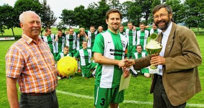 70. Geburtstag wird ausgiebig gefeiert - Mit dem Kreisligatitel 2011 feierten Kapitän Enrico Held und sein Team den letzten großen Erfolg der Falkenbacher Fußballer. 