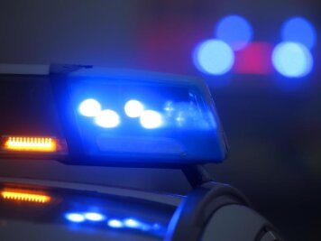 70-Jähriger von Nachbarn mit Messer schwer verletzt -  
          Ein Blaulicht leuchtet an einer Polizeistreife.