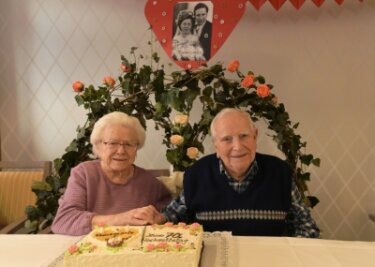 70 Jahre Ehe: Bei Zwönitzer Paar hält Liebe ein Leben lang - Gemeinsam haben Annemarie und Manfred Koch die Torte angeschnitten, die sie sich gemeinsam mit den anderen Gästen in der Tagespflege in Zwönitz haben schmecken lassen. 