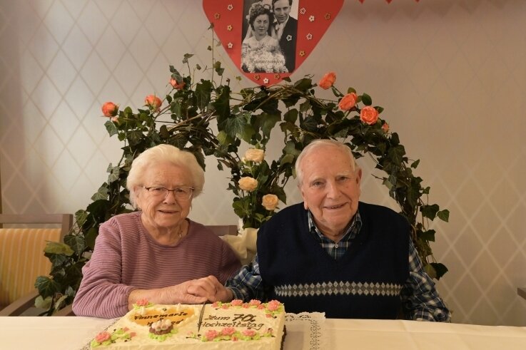 70 Jahre Ehe: Bei Zwönitzer Paar hält Liebe ein Leben lang - Gemeinsam haben Annemarie und Manfred Koch die Torte angeschnitten, die sie sich gemeinsam mit den anderen Gästen in der Tagespflege in Zwönitz haben schmecken lassen. 