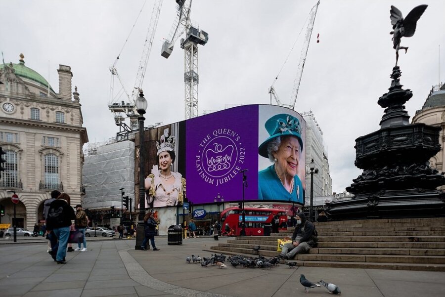 Große LED-Screens am Piccadilly Circus im Londoner West End weisen auf das Jubiläum von Queen Elizabeth II. hin. Bei den Feierlichkeiten, die das ganze Jahr, vor allem aber Anfang Juni stattfinden, setzt man auf Superlative. Geplant sind imposante Paraden, ein gigantisches Picknick, ausgelassene Straßenfeste sowie ein Aufgebot von Stars vor dem Buckingham-Palast. 