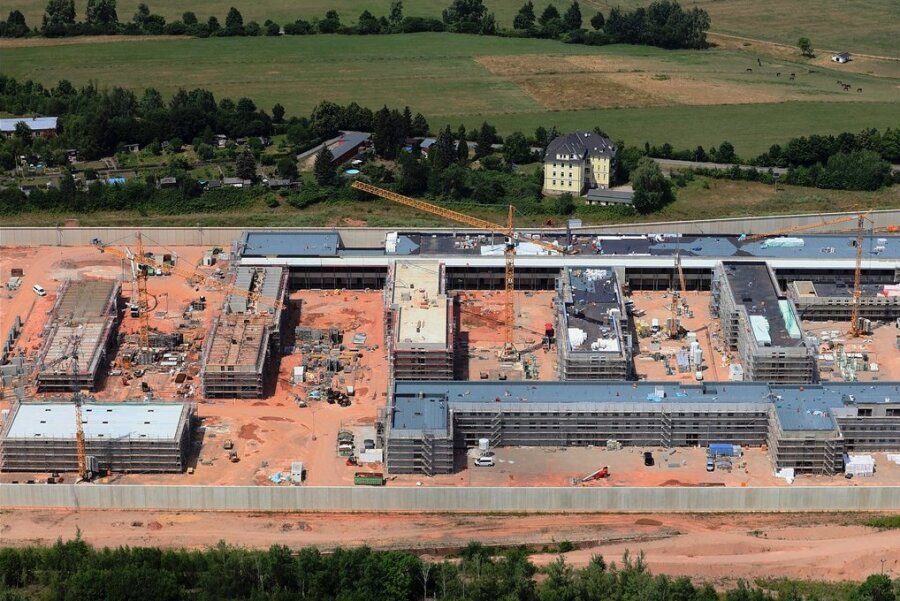70 Millionen Euro mehr: Kosten für den Neubau der JVA in Zwickau stehen in der Kritik - Blick aus der Luft auf den Neubau der Großgefängnisses in Zwickau. 
