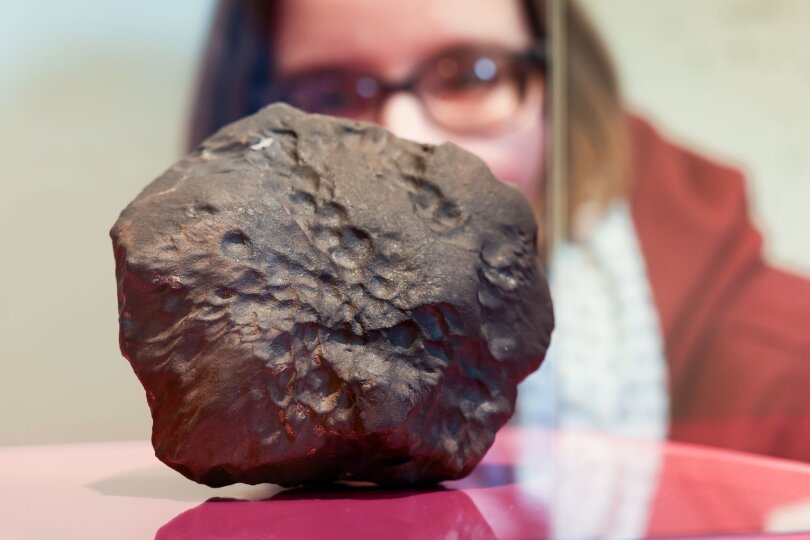 Am 25. April 2023 stürzte ein Meteorit in Elmshorn bei Hamburg vom Himmel. Genau ein Jahr später wird dieses historisch und wissenschaftlich einzigartige Stück im Museum der Natur Hamburg präsentiert.