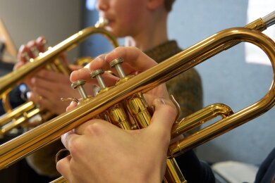 Zwei Jungen spielen im Unterricht an einer Musikschule Trompete.