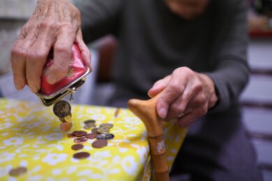 Rentenhaushalte haben in Deutschland weniger Einkommen zur Verfügung als andere Haushalte.