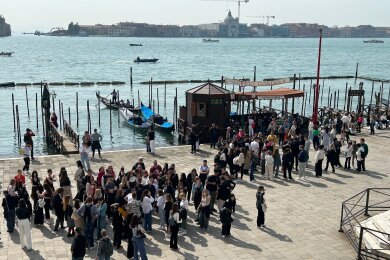 Eine Gruppe von Touristen vor dem Dogenpalast im Zentrum von Venedig.