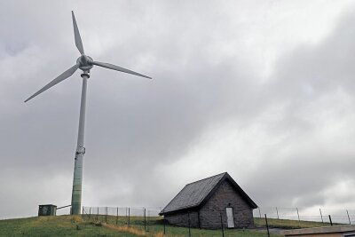 Auf stürmischer Höhe, aber nicht hoch genug: Die alte Windkraftanlage bei Niedersaida soll repowert werden. Doch steht sie zu nahe an Wohnflächen. 