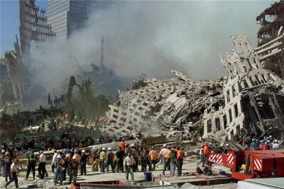 Zwei Tage nach den Anschlägen in New York: Rettungskräfte setzen ihre Suche nach Opfern fort, während Rauch aus den Trümmern des World Trade Centers in Manhattan aufsteigt. 
