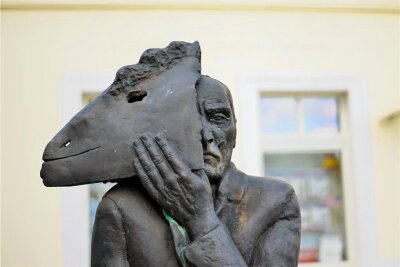 Reichenbach und Wolfgang Mattheuer wären eine Station auf dem Kunstpfad: Mit der Skulptur „Gesicht zeigen“.