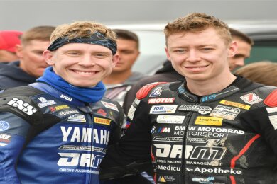 Die Brüder Leon (l.) und Kevin Orgis aus Arnsdorf sammelten die ersten Meisterschaftspunkte auf dem Sachsenring.