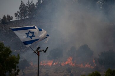 An der Grenze zum Libanon weht die israelische Flagge: Israel warnt vor einer Ausweitung des Konflikts mit der Hisbollah in diesem Gebiet.