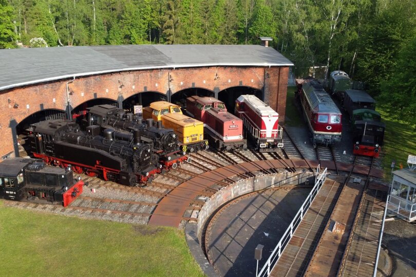 Museumsfahrzeuge vorm historischen Lokschuppen, Herzstück des Eisenbahnmuseums Schwarzenberg. Auf der Drehscheibe werden zu den Eisenbahntagen verschiedene Fahrzeuge präsentiert.