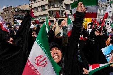 Während einer antiisraelischen Versammlung nach dem Freitagsgebet in Teheran skandieren Iranerinnen Slogans.