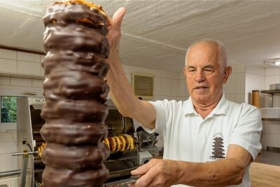 Rainer Weißbach bietet in Schwarzenberg süße Spezialitäten an. Der gelernte Bäcker und Konditor stellt Baumkuchen her. 