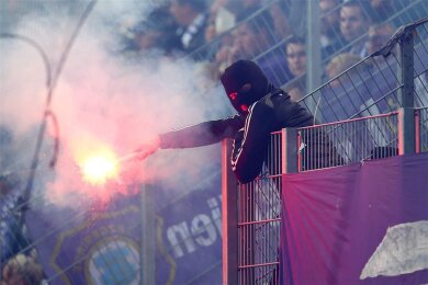 Symbolbild. Vermummt griffen Mitglieder der „Starken Jugend“, die sich dem FC Erzgebirge Aue verbunden fühlen, über einen langen Zeitraum hinweg gegnerische Fans an.