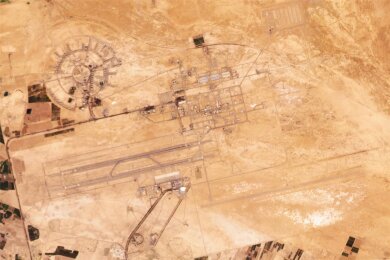 Das Satellitenbild zeigt den zivilen Flughafen und militärischen Luftwaffenstützpunkt im iranischen Isfahan. Die Stadt war Ziel eines israelischen Angriffs mit kleinen Drohnen.