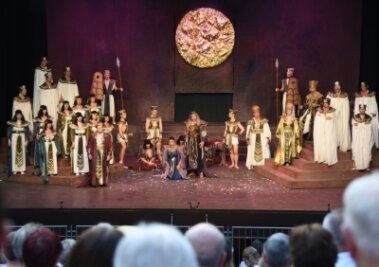 700 Besucher: Schlangestehen für Aida in Bad Elster - 