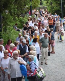 700 Besucher: Schlangestehen für Aida in Bad Elster - 