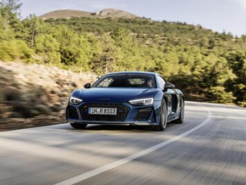 71.000 Euro Schaden: Audi-Sportwagen prallt auf A 4 gegen Mittelleitplanke - Ein Audi R8 - Modelljahr 2019.