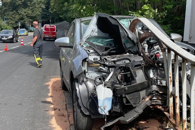 71-Jähriger fährt auf B 101 bei Annaberg-Buchholz frontal in ein Geländer - Ein Pkw Nissan krachte am Montag frontal in das Geländer an der B 101 in Waldschlösschenkreuzung. 