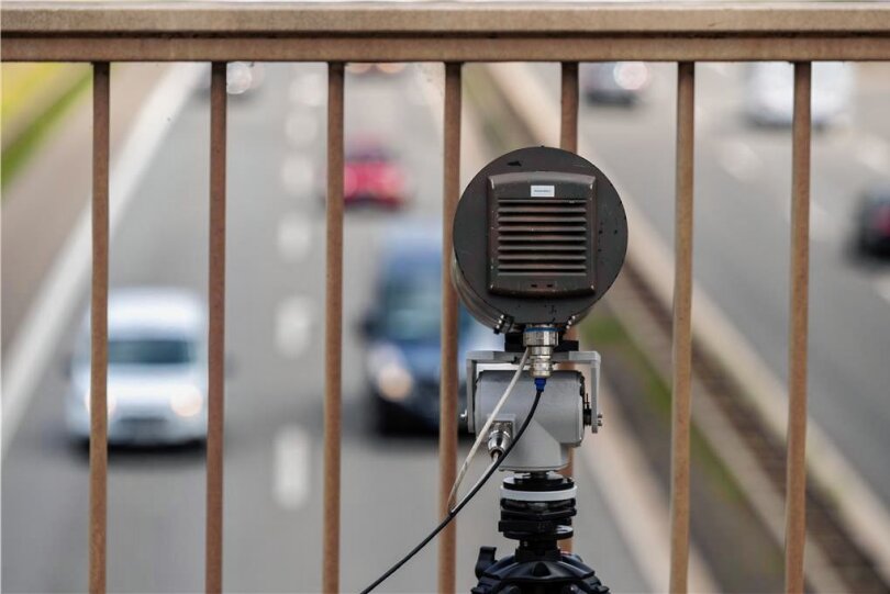 Polizisten haben die Monocam von Anfang Juni bis Ende November 2022 an zwei Autobahnen in Rheinland-Pfalz getestet. Welche Konsequenzen diegespeicherten Beweisfotos von Handyverstößen am Steuer haben, darüber streiten Juristen noch. 