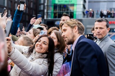 Einmal lächeln: Ryan Gosling posiert für ein Foto mit einem Fan. Der Schauspieler ist mit seiner Kollegin Emily Blunt für die Europapremiere der Actionkomödie "The Fall Guy" nach Berlin gekommen.
