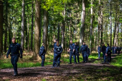 Einsatzkräfte suchen im niedersächsischen Bremervörde nach dem vermissten sechs Jahre alten Kind.