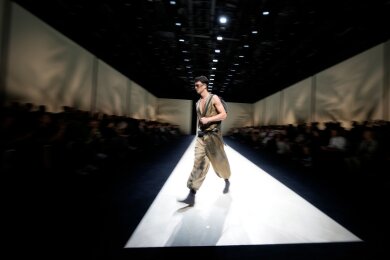 Alle Augen auf die Frühjahr-Sommer-Kollektion 2025: Ein Model präsentiert die neue Kollektion des Designers Giorgio Armani auf der Mailänder Modewoche.