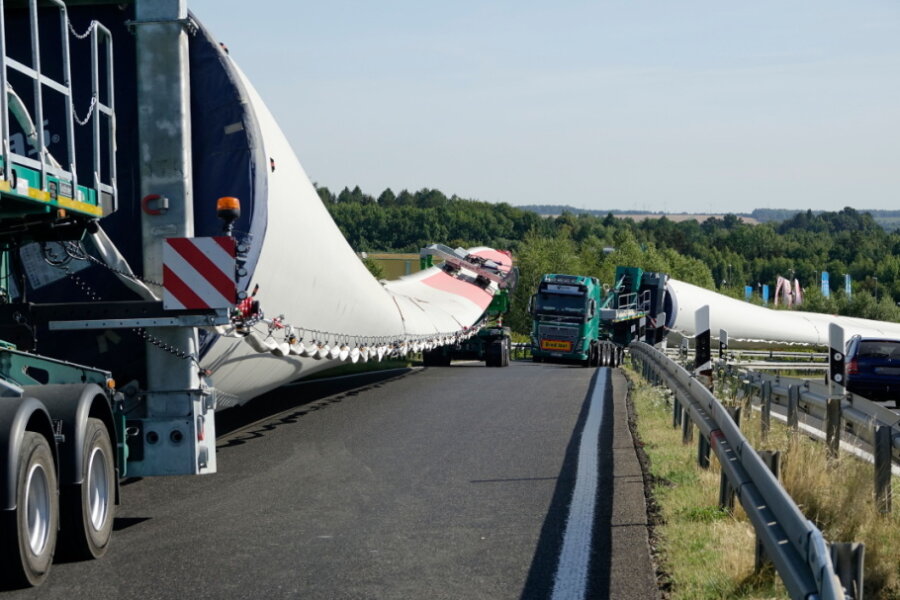 Drei Schwertransporte haben ab Montagmorgen die Abfahrt Chemnitz-Mitte auf der A4 blockiert. Sie hatten 90 Meter lange Flügel für neue Windkraftanlagen bei Voigtsdorf geladen; die Kurve war dafür zu eng. 