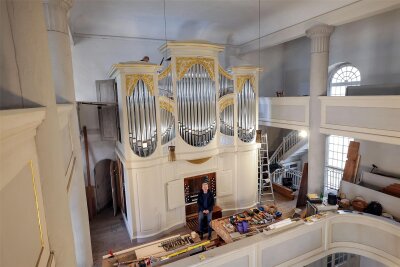 Der Waldenburger Pfarrer Ulrich Becker steht vor der fast fertig sanierten Orgel in der Lutherkirche.