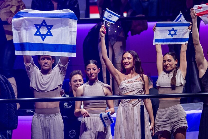 Demos auf den Straßen, Buhrufe vor der Bühne: Israels Beitrag hat beim Eurovision Song Contest dieses Jahr mit viel Gegenwind zu kämpfen. Das Publikum hat Sängerin Eden Golan (2.v.r.) nun trotzdem ins Finale gewählt.