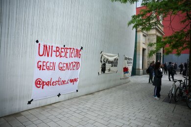 Ein Transparent von einer pro-palästinensischen Gruppe hängt am Audimax der Universität Leipzig.