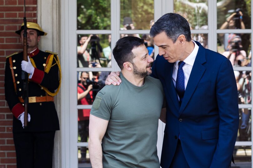 Der ukrainische Präsident Wolodymyr Selenskyj ist zu Besuch in Spanien und wird von dem spanischen Ministerpräsident Pedro Sanchez in Madrid begrüßt.