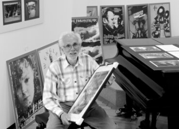 Roland Dressel bei den Vorbereitungen für die Ausstellung "Stationen - die Fotos - die Filme" im Herbst 2014 in der Galerie in Meerane. 