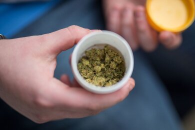Auch wenn in Deutschland seit April medizinisches Cannabis kein Betäubungsmittel mehr ist - in vielen anderen Ländern gilt das nicht.