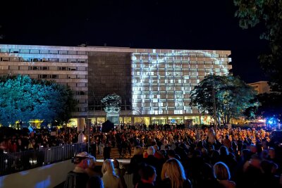 Chemnitz im Zeichen von „Light our Vision" am Samstagabend.
