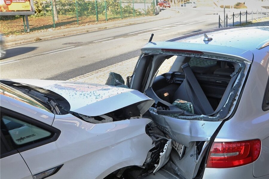 72-Jähriger bei Unfall in Hohenstein-Ernstthal schwer verletzt - Nach dem Aufprall sind der Caddy und der Audi regelrecht ineinander verkeilt. Beide Autos waren nach dem Unfall schwer beschädigt und damit nicht mehr fahrbereit. 