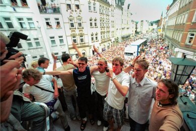 Eine ganze Stadt und eine ganze Region feierten am 8. Juni nach dem Aufstieg auch noch die Meisterschaft. Der Auftritt auf dem Rathausbalkon gehörte natürlich dazu. Hier vorn von rechts: Gregor Berger, Petr Grund, Thorsten Görke, Kay-Uwe Jendrossek, Jörg Emmerich und Marco Kurth. 