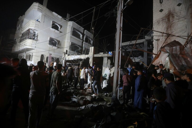 Ein israelischer Luftangriff zerstörte das Gebäude der Familie Abo al Hanood im Geflüchtetenlager Rafah im südlichen Gazastreifen.