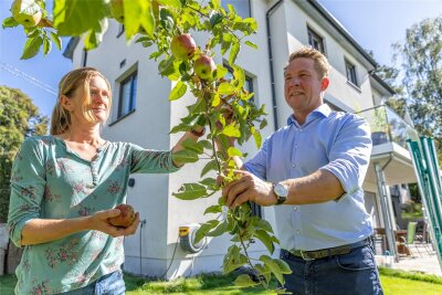 Noch zwei Mal ernten Kathrin und Marc Kusche voraussichtlich die Äpfel vom Baum, der vor ihrem Haus in Vogelsgrün steht. Der Wernesgrüner Brauereichef geht im Sommer 2024 nach München, seine Frau und die Kinder folgen im Sommer 2025. Die Familie wird das Eigenheim verkaufen.