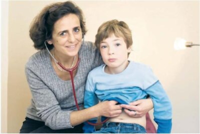 Dr. Morawe-Weisheit mit ihrem Patienten Johannes. Er war drei, als die Ärzte bei einer OP mit Vollnarkose bei ihm eine Herzrhythmusstörung diagnostizierten. Heute ist der Junge aus Dresden sieben Jahre alt und sein Herz schlägt stabil. Das verdankt er auch der anthroposophischen Heillehre, ist seine Mutter Uta Büchner überzeugt.
