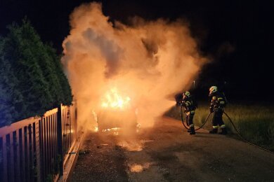 Das Auto eines Mitglieds der Zeugen Jehovas in der Gemeinde Premstätten im südlichen Bundesland Steiermark steht in Flammen.