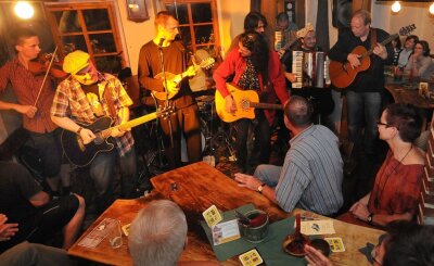 Platz ist in der kleinsten Hütte: 2012 machte die Liedertour im "EigenArtig" in Hainichen Station. Mit dabei auch Jörg "Ko" Kokott (r.), ein enger Freund von Kuno und mittlerweile ein Wahl-Hainichener. 