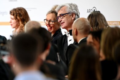 Regisseur Wim Wenders kommt mit seiner Frau Donata zur Verleihung des Deutschen Filmpreises nach Berlin. Sein Film "Anselm" ist in der Kategorie "Bester Dokumentarfilm" nominiert.